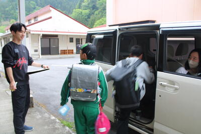 出入口からすぐに車に乗り込みました